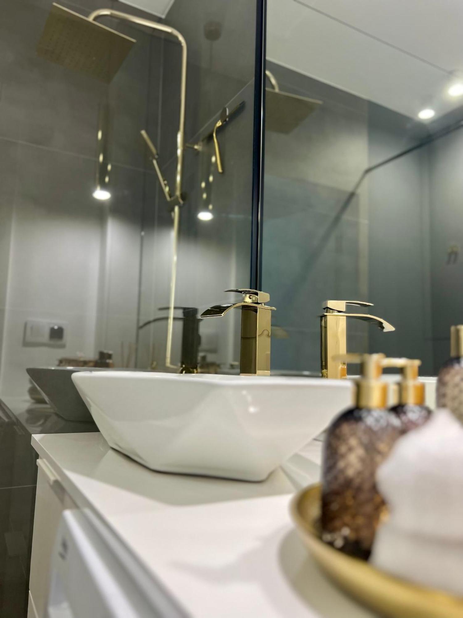 M&S Lux Apartments Kochanowskiego Łódź Exteriör bild